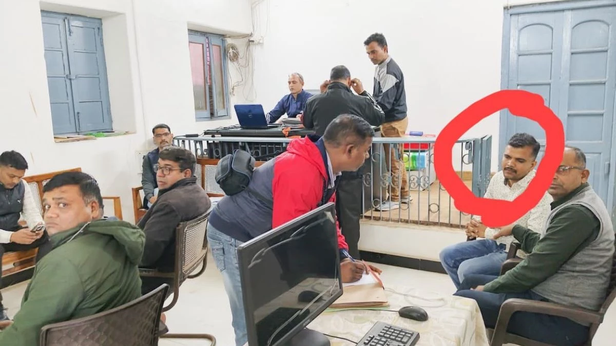 शिवपुरी में ADM स्टेनो पांच हजार की रिश्वत लेते रंगे हाथों गिरफ्तार, भाजपा कार्यकर्ता ने दर्ज कराई थी लोकायुक्त में शिकायत