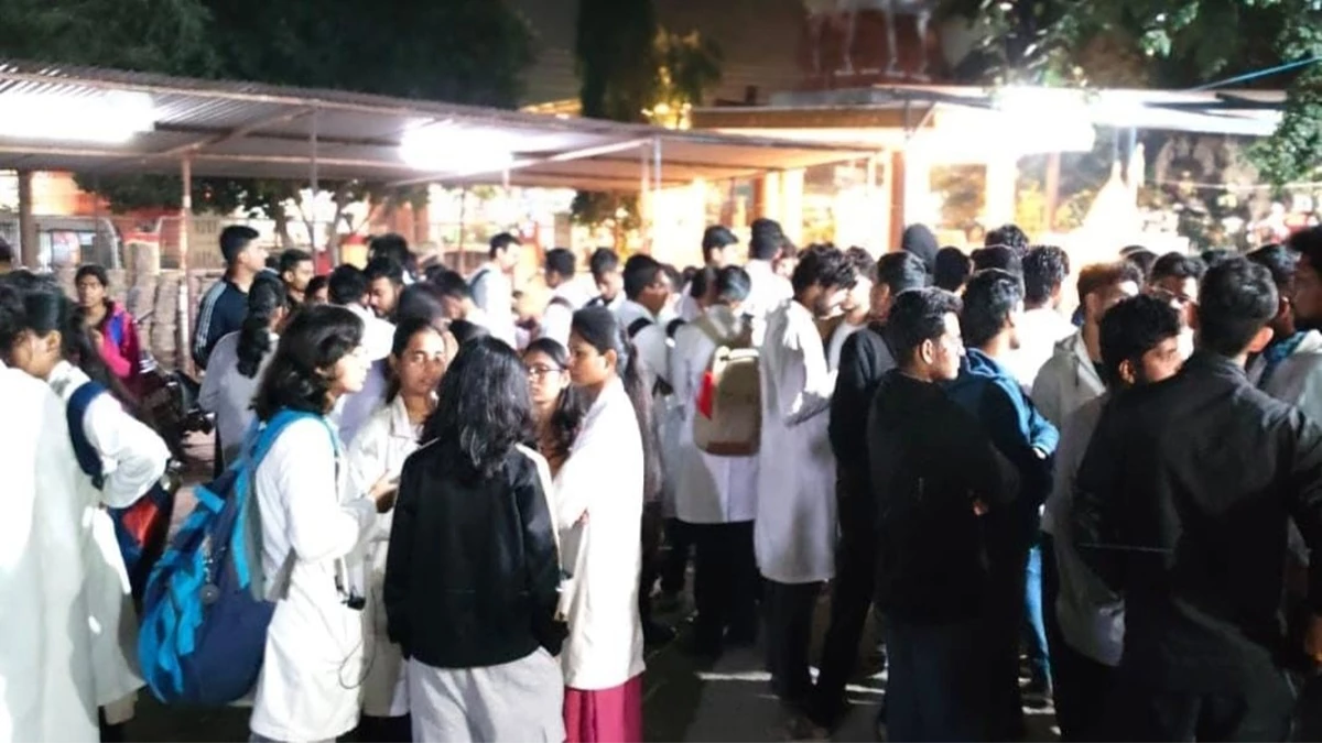 रतलाम में बंजली स्थित मेडिकल कॉलेज छात्राओं से छेड़छाड़, आक्रोशित छात्र-छात्राएं पहुंचे थाने