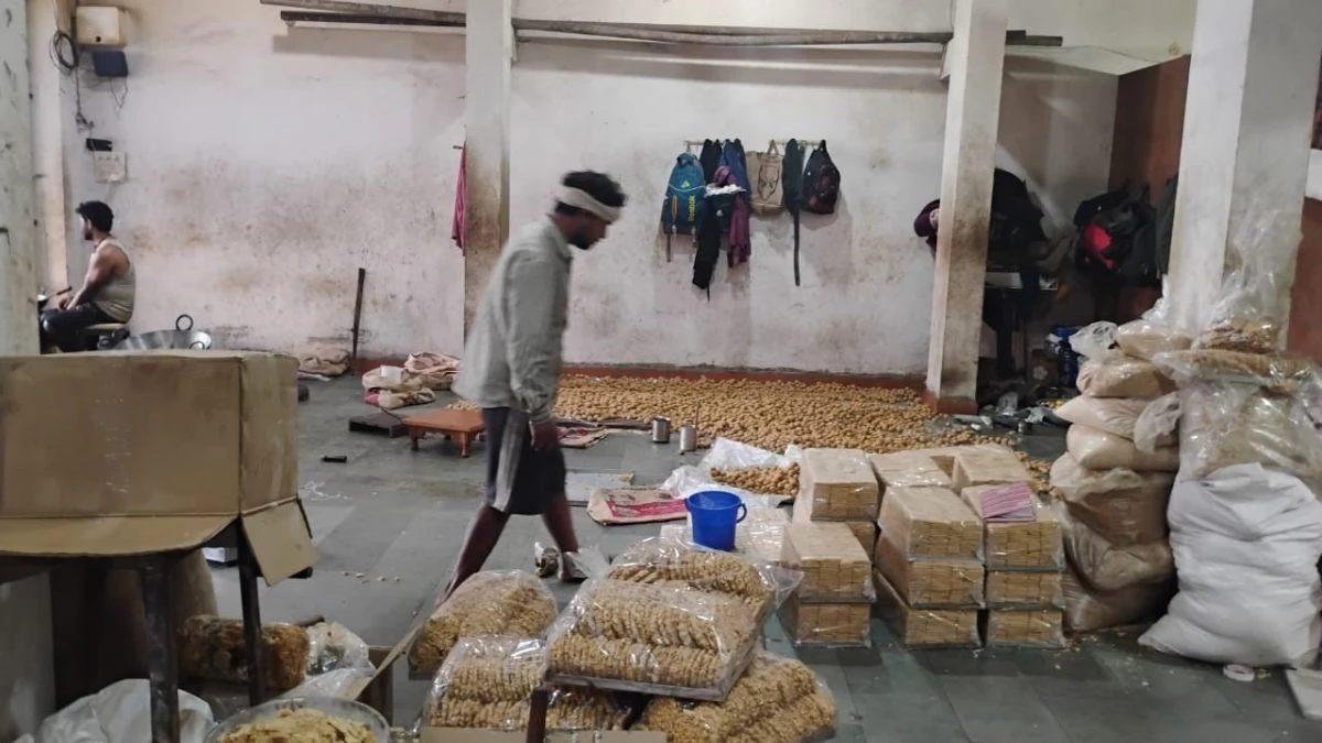 इंदौर में गजक फैक्ट्री का काला सच... गंदगी देखकर अधिकारी भी दंग, फूड विभाग ने लगाया ताला