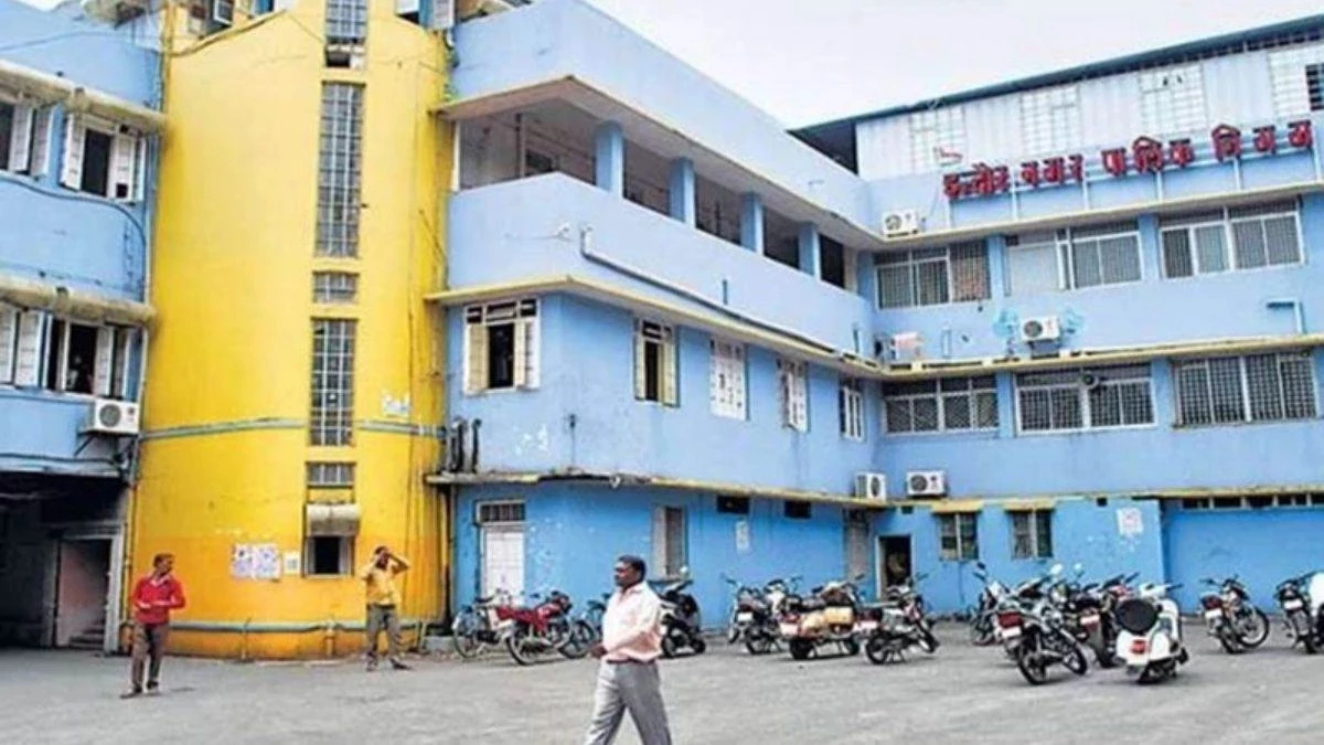 इंदौर नगर निगम ढोल-ताशे बजाकर और पीले चावल देकर डिफाल्टर को दे रहा भुगतान के लिए निमंत्रण