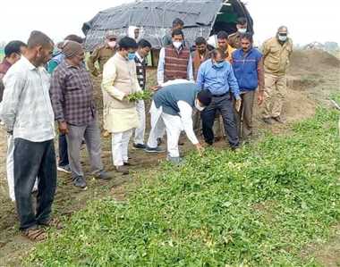 केंद्रीय मंत्री ने किया ग्रामीण क्षेत्राें का दाैरा, कहा- संकट की घड़ी में किसानों के साथ है भाजपा सरकार