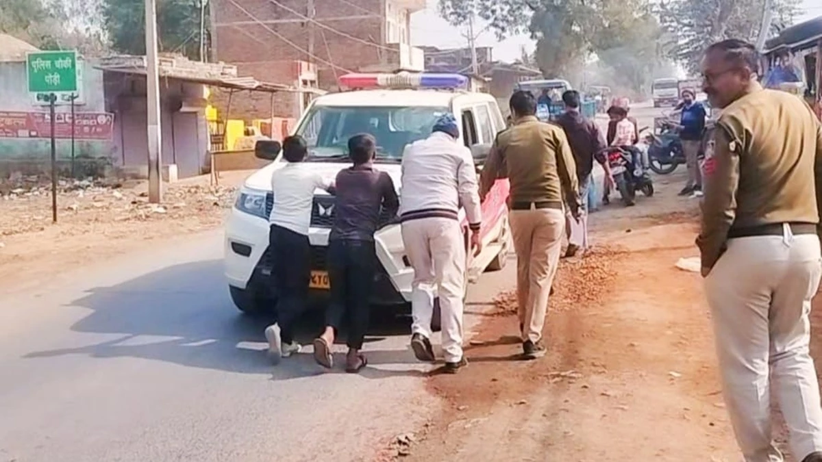 MP में अपराधियों को पकडऩे वाली गाड़ी ‘डायल 112’ को नागरिकों ने धक्का लगाकर किया स्टार्ट
