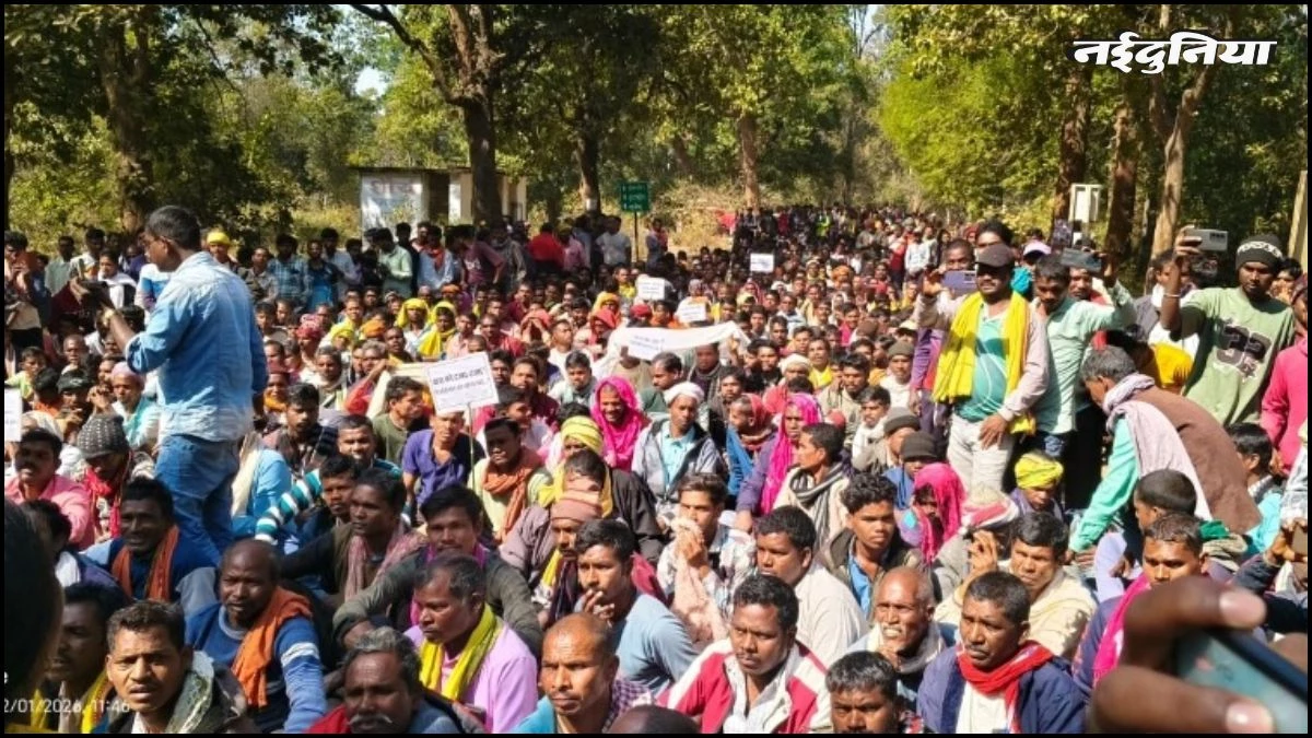 आजादी के 78 साल बाद भी अंधेरे में 'राजापड़ाव', बिजली की मांग को लेकर राशन-पानी लेकर नेशनल हाईवे पर 12 घंटे से बैठे हजारों ग्रामीण