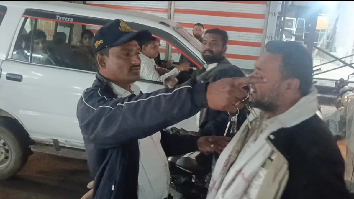 नईदुनिया लाइव: चलती बाइक से निकाली चाबी, गाड़ी मालिक बोला– आरक्षक को किसने दिया अधिकार
