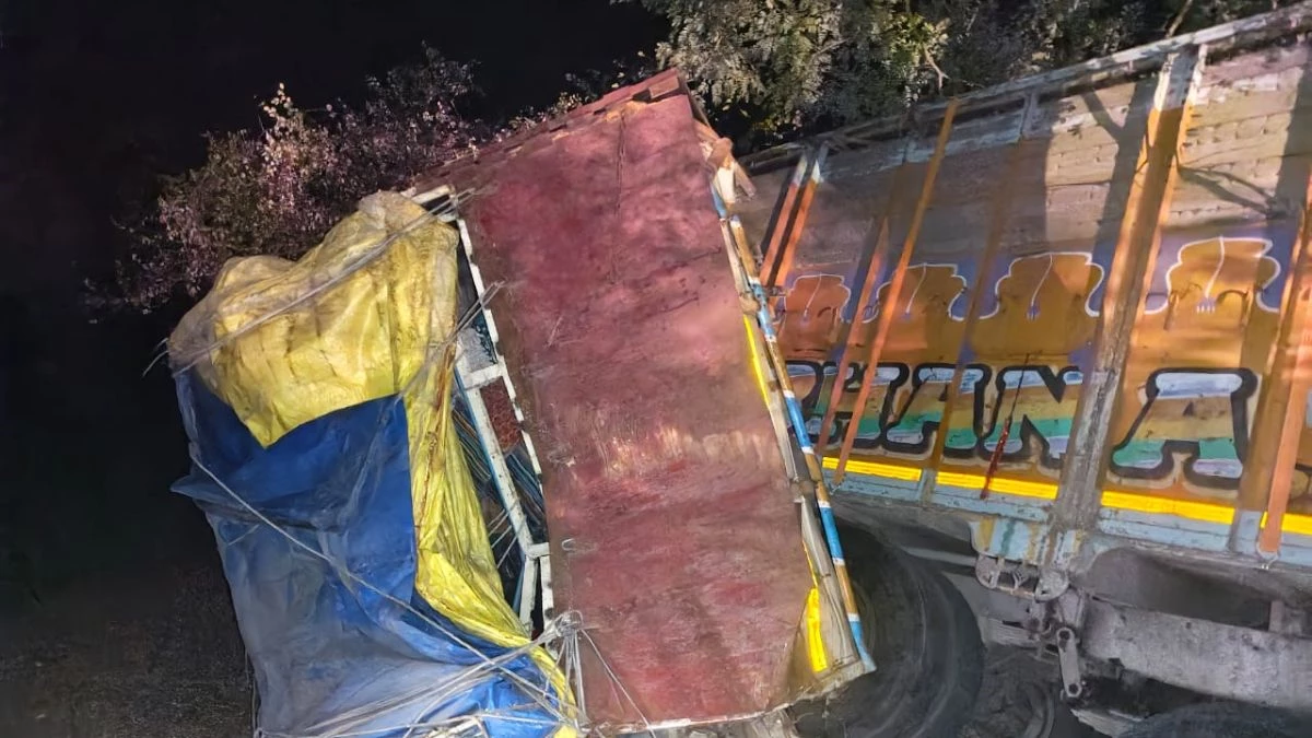 Ratlam Accident: कोयला घाट पर रिवर्स हुए ओवरलोड ट्रक की चपेट में आया पिकअप, नीचे दबने से ड्राइवर समेत तीन की मौत