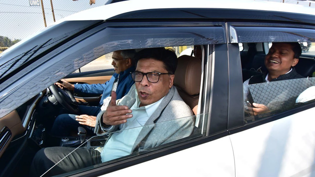 जब खुद कार चलाकर सिंहस्थ 2028 की तैयारियां देखने उज्जैन पहुंचे मध्य प्रदेश सरकार के दो बड़े अधिकारी