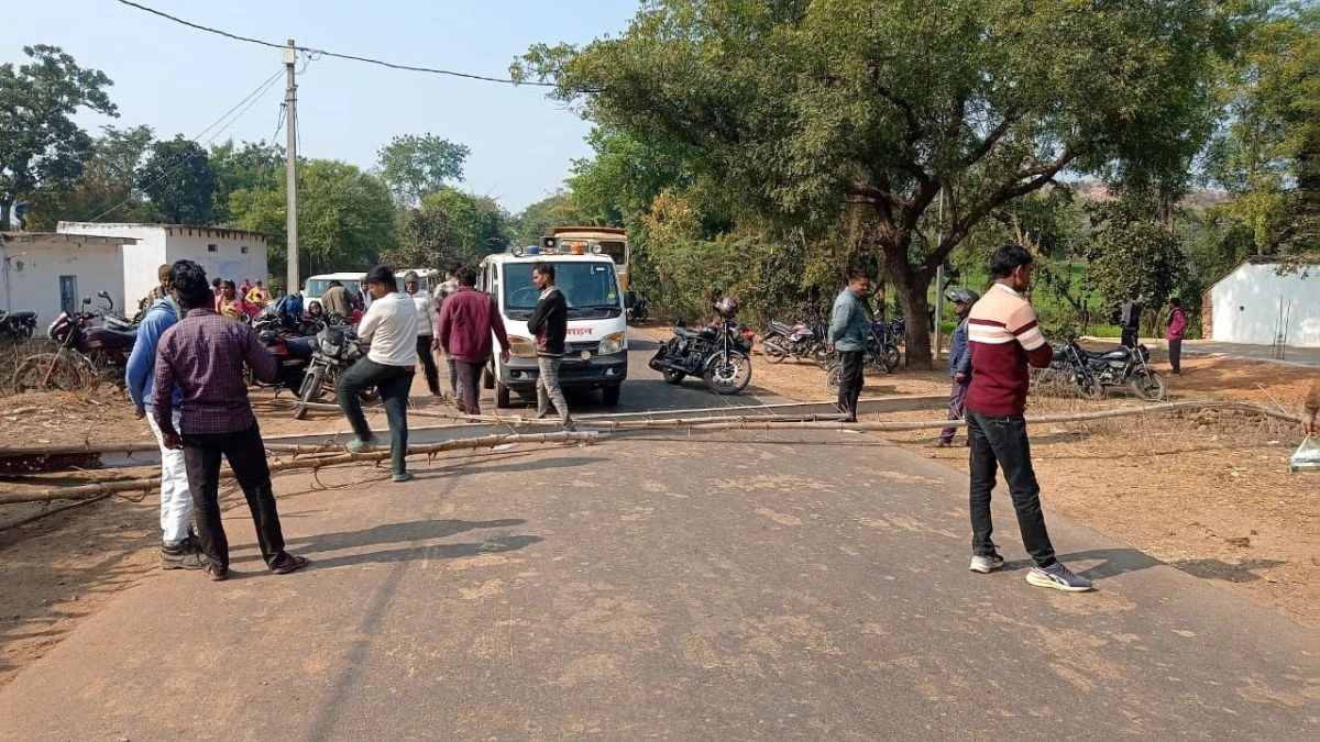 MP News: खेत में 11kV लाइन की चपेट में आने से महिला की मौत, ग्रामीणों ने शव रखकर हाईवे किया जाम; मंत्री का काफिला रोका