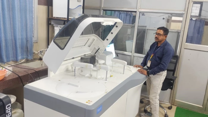 सिम्स में जांच की रफ्तार हुई दोगुनी, अत्याधुनिक बायोकेमेस्ट्री मशीनों से अब बारकोड और QR कोड के साथ मिलेगी ब्लड रिपोर्ट