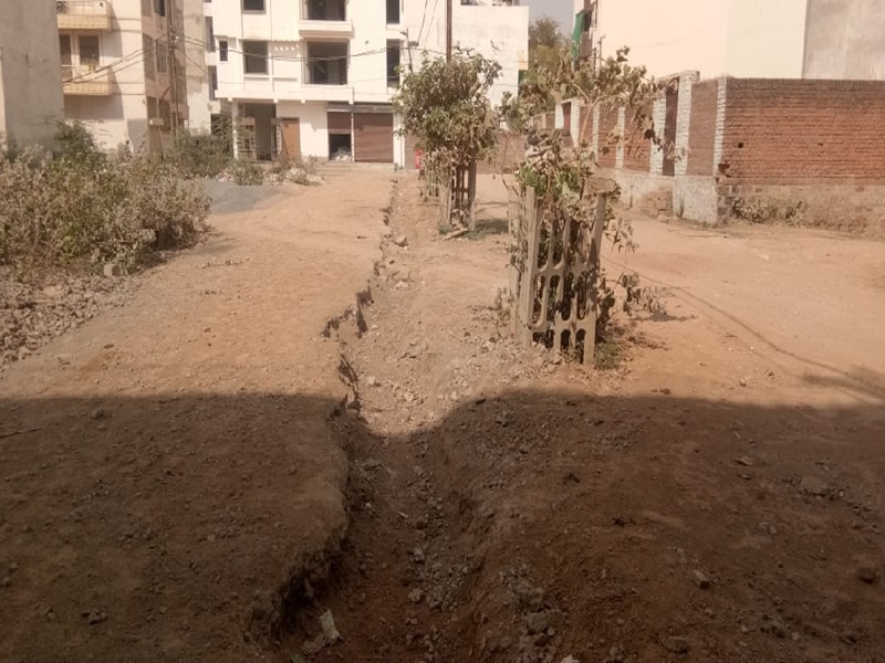 Gwalior municipal corporation news: अमृत का दंश झेल रहे शहरवासी, खुदी सड़कों से हो रहे घायल