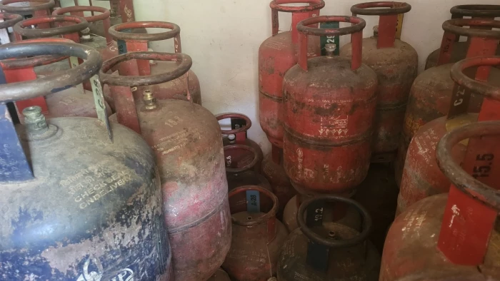 बिलासपुर में गैस कालाबाजारी का भंडाफोड़, कोनी में अवैध रिफिलिंग सेंटर पर छापा; 55 सिलेंडर जब्त
