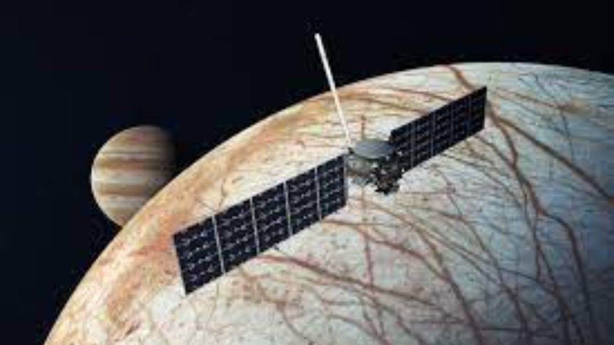 NASA Europa Clipper: बर्फीले पानी में डूबे बृहस्पति के चंद्रमा 'यूरोपा' पर बस पाएगा इंसान! पता लगाएगा नासा का यान