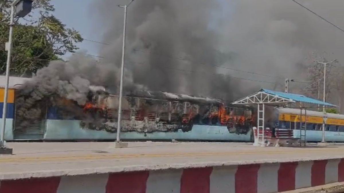 शहडोल में रेल हादसा टला,  ब्यौहारी स्टेशन पर खड़ी ट्रेन की बोगी में लगी भीषण आग; मची अफरा-तफरी