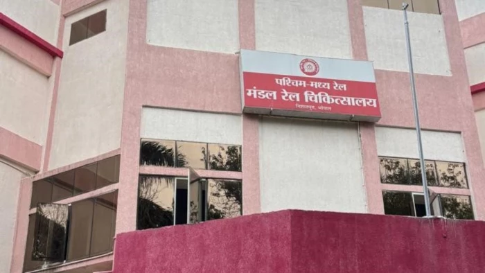 'मशीनें हैं पर चलाने वाले नहीं', भोपाल रेलवे अस्पताल में सिस्टम फेल; भटक रहे मरीज