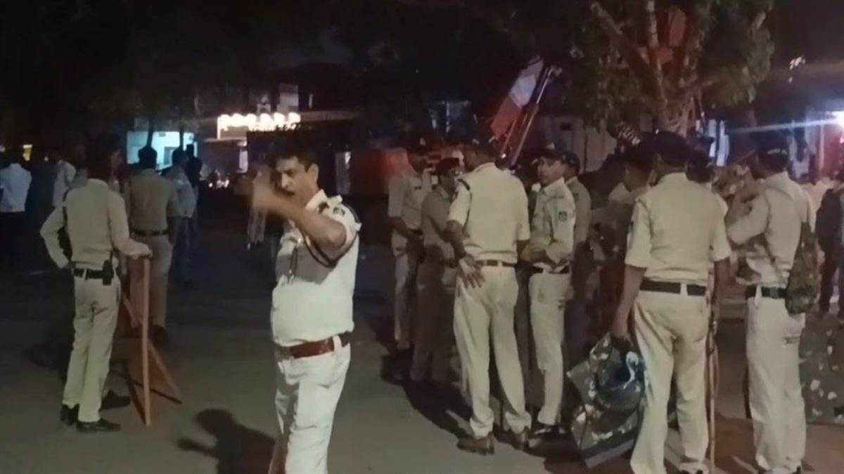 उज्‍जैन में मार्ग चौड़ीकरण की जद में आ रहे मंदिर को हटाने को लेकर तनाव व पथराव, एसआई घायल