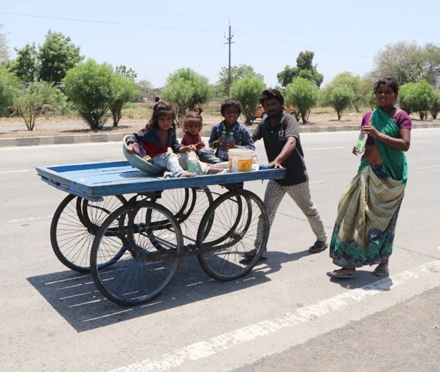 बच्चों को ठेले पर बैठा निकल पड़े