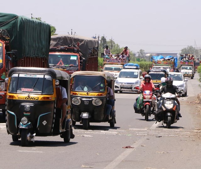 ऑटो रिक्शा में महाराष्ट्र से यूपी-बिहार का सफर