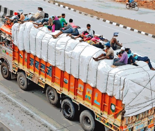 ट्रक के ऊपर बैठकर घर तक का सफर