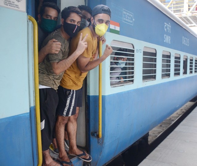 ट्रेन से भेजा कश्मीर