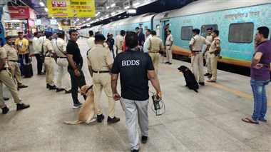गोरखपुर से रतलाम आई ट्रेन में बम की सूचना से सनसनी फैली, बम स्क्वाड, रेलवे सुरक्षा बल वह पुलिस ने ली तलाशी