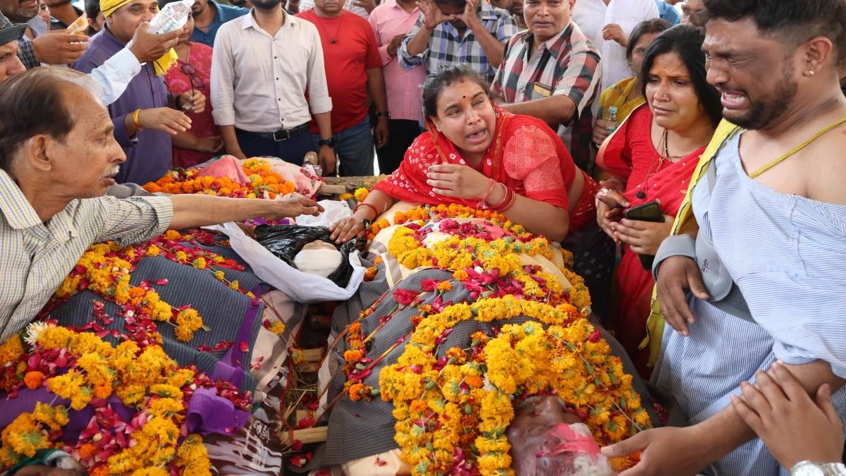 Bhopal News: अर्थी पर दादा-दादी के बीच नन्हे पोते को देख हर दिल से उठी चीत्कार, मां बिलखते हुए बोली- उठ जा मेरे लाल