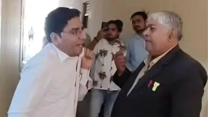 दतिया के महिला बाल विकास ऑफिस में हाईवोल्टेज ड्रामा; आरटीआई की जानकारी पर भिड़े अफसर और वकील, वीडियो वायरल