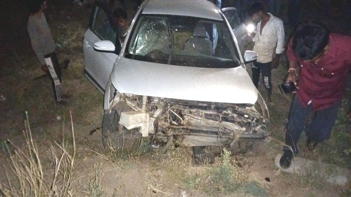 धार में उज्जैन-बदनावर फोरलेन पर पलटी कार, हादसे में दो युवकों की मौत, एक घायल