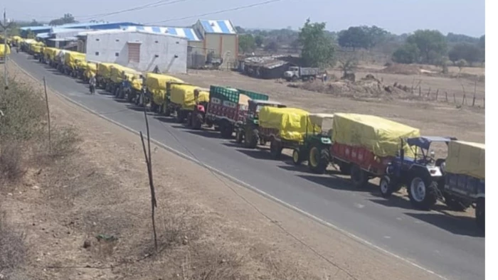 खंडवा में उपार्जन केंद्रों से परेशान किसानों ने मंडी की ओर किया रूख, कम दाम में उपज बेचने को मजबूर