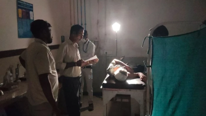 उज्जैन के चरक अस्पताल में 40 मिनट ब्लैक आउट, मोबाइल टार्च की रोशनी में किया मरीज का उपचार