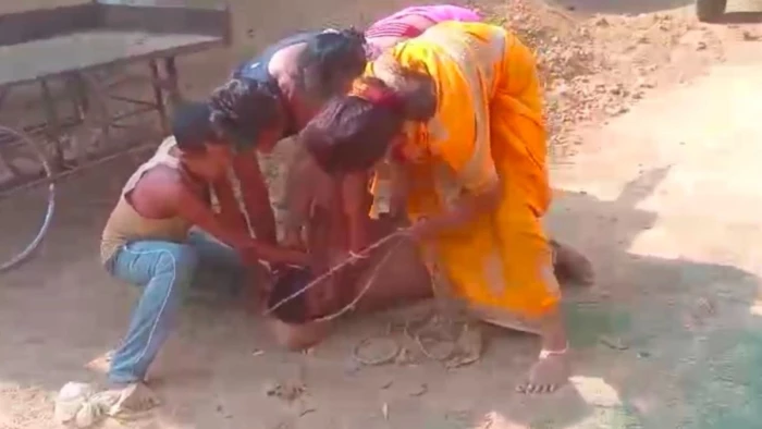 छत्तीसगढ़ के जशपुरनगर में रस्सी से बांध कर ग्रामीण की पिटाई का वीडियो वायरल