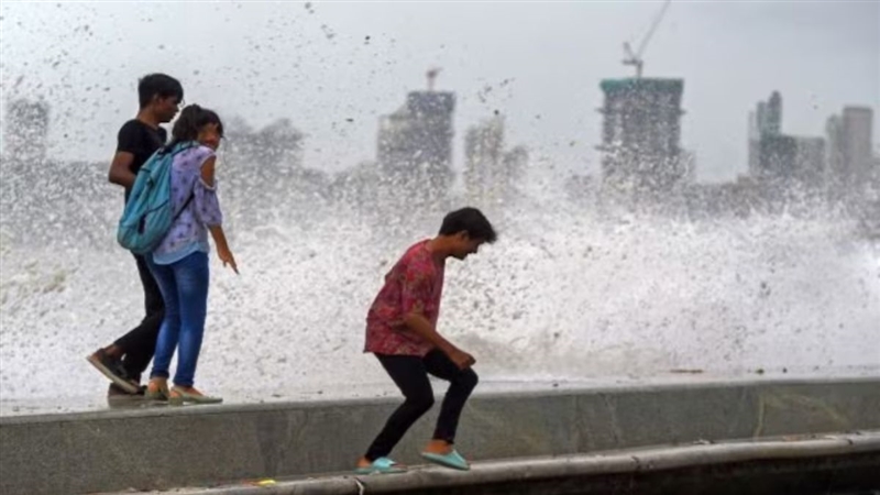 Cyclonebiparjoy चक्रवाती तूफान बिपरजॉय को लेकर गुजरात में अलर्ट पीएम मोदी लेंगे हालात का जायजा 0491