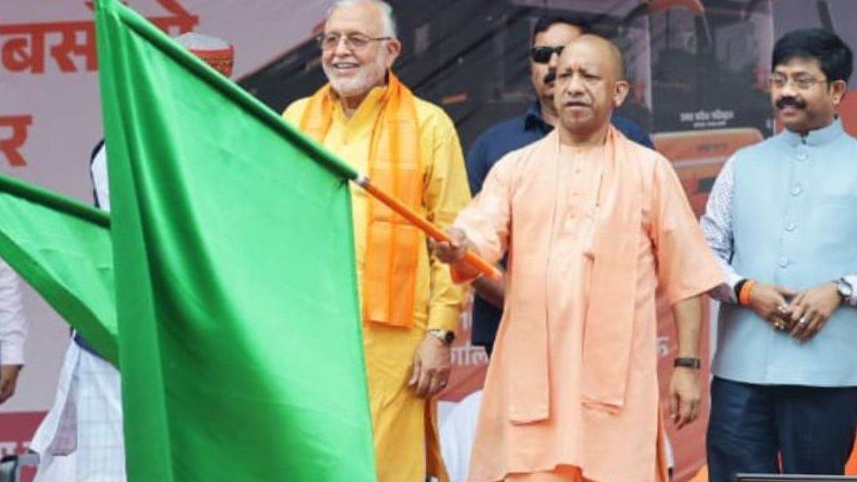 जेवर एयरपोर्ट की कनेक्टिविटी होगी और मजबूत, CM योगी ने 45 इलेक्ट्रिक बसों को दिखाई हरी झंडी, 11 लखनऊ और 34 बसें नोएडा में चलेंगी
