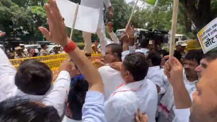 दिल्ली में हाईवोल्टेज ड्रामा, राष्ट्रपति भवन की ओर कूच कर रहे MP के कांग्रेस विधायकों को पुलिस ने हिरासत में लिया