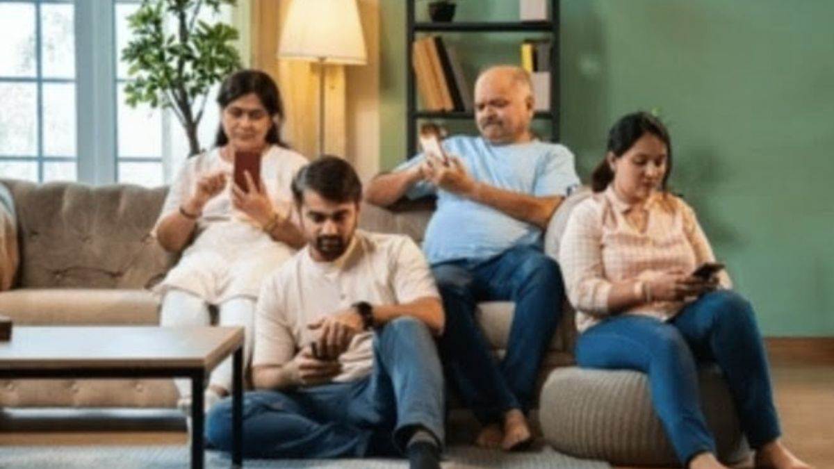 घर में सब हैं पर साथ कोई नहीं, मोबाइल ने छीनी 'बोली', इंटरनेट की स्पीड तेज, संवाद की गति धीमी