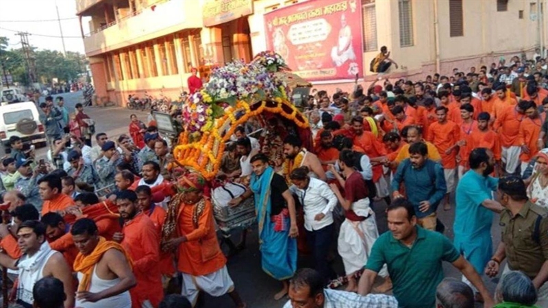 महाकाल की सवारी में चोरों का आतंक सोने की चेन और एक दर्जन मोबाइल चोरी