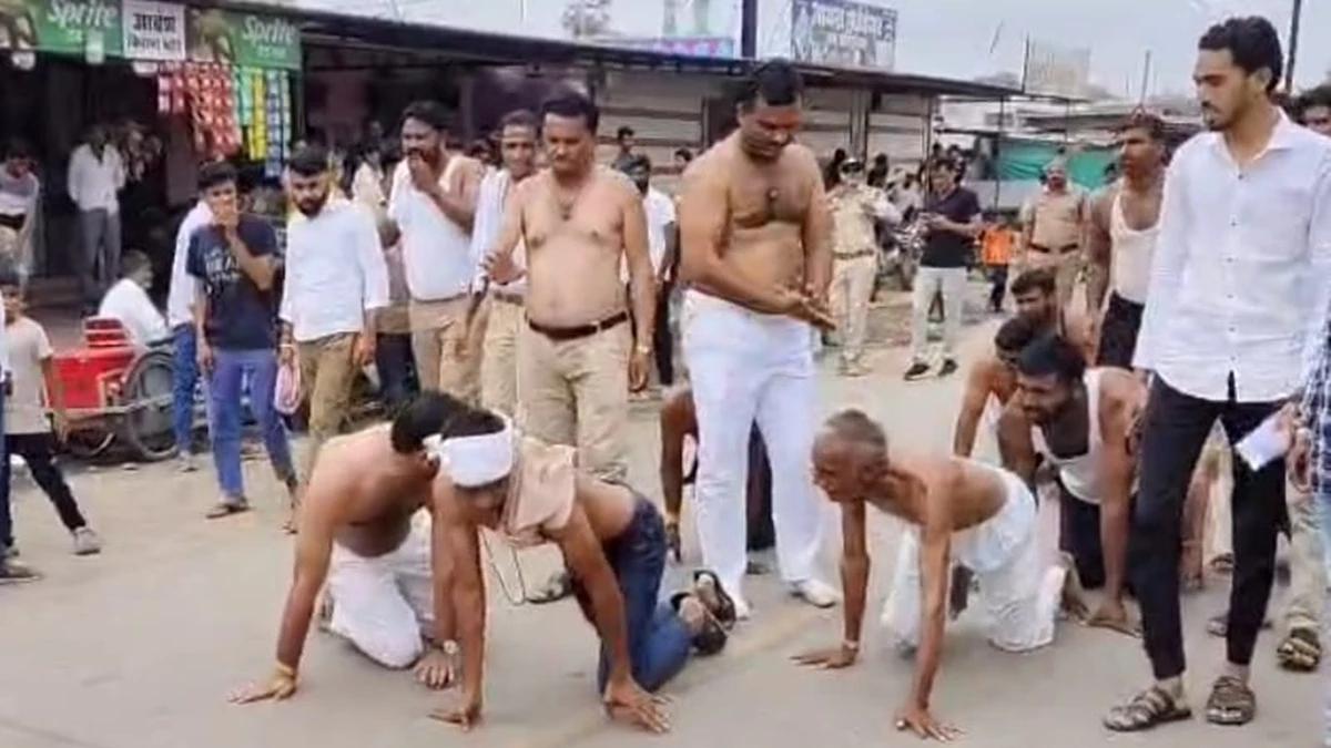 Dewas News: देवास के कन्‍नौद में अर्द्धनग्न होकर घुटने के बल सड़क पर चले किसान, क्‍या है माजरा