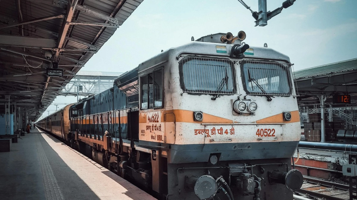 Indian Railways News: रेलवे के पेंट्रीकार में मिली घटिया खाद्य सामग्री, नमूने जांच के लिए भेजा गया सेंपल, पढ़ें बड़ी खबर