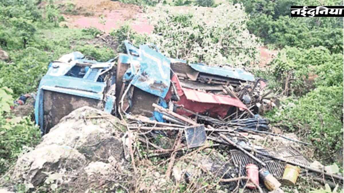 Kawardha Accident: 50 फीट खाई में गिरा बोर खनन ट्रक, पांच मजदूरों की मौत, मुख्यमंत्री ने जताया शोक