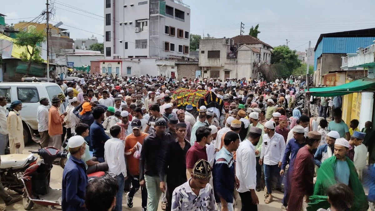 MP Crime: दो पक्षों के बीच ताबड़तोड़ चाकूबाजी, एक की मौत, आरोपी को पीटने अस्पताल तक पहुंची गुस्साई भीड़