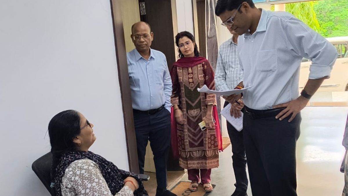 बालाघाट कलेक्टर की संवेदनशीलता, देखते ही बोले-दिव्यांग देवेश्वरी को लांजी अस्पताल में मिलेगी नौकरी