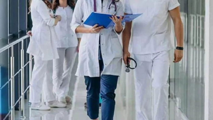 भोपाल में नर्सिंग छात्रों का प्रदर्शन उग्र, तीन छात्र बिल्डिंग पर चढ़े, रिजल्ट समेत सात मांगों को लेकर अनिश्चितकालीन धरना
