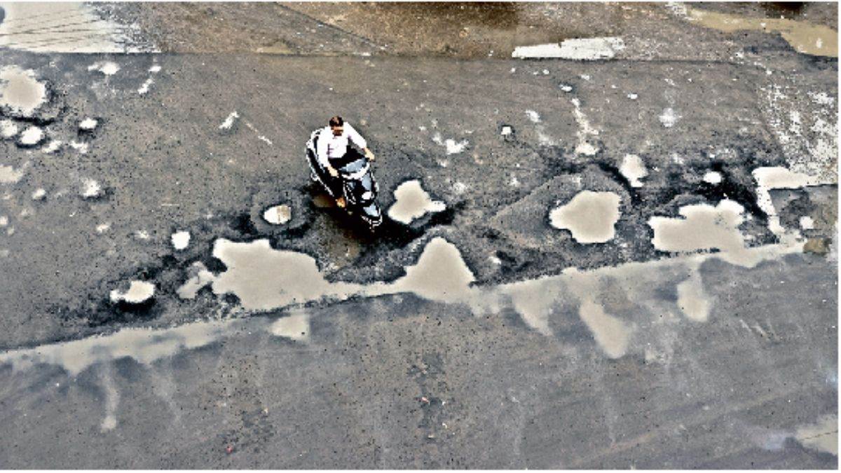 गड्ढे में जा रहा गड्ढा भरने का पैसा, 14 लाख रुपये रोज हो रहे खर्च, इंदौर में हालत फिर भी बदहाल
