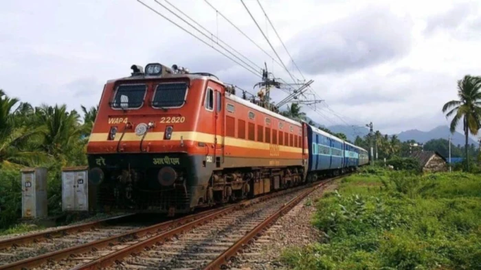 उज्जैन में एक दिन पहले चार ट्रेनों का प्लेटफॉर्म बदलने का आदेश, दूसरे दिन रेलवे ने कर दिया निरस्त