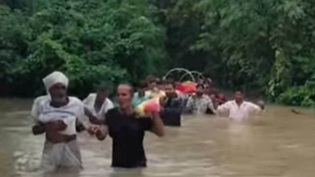 उफनती नदी पार कर कंधों पर शव ले जाने को मजबूर ग्रामीण, एमपी के इछावर में राजस्व मंत्री के गृह क्षेत्र का खौफनाक मंजर