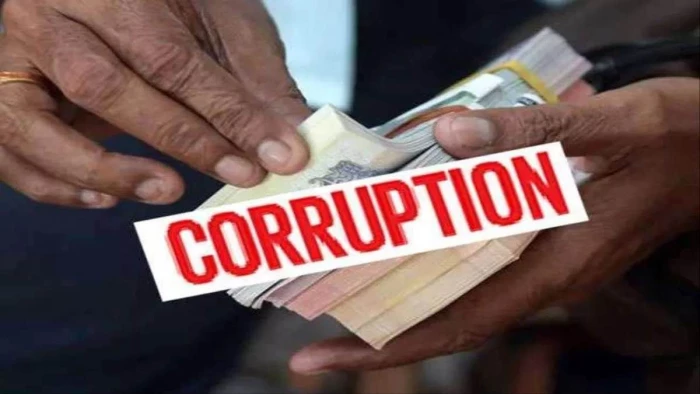 PM आवास की तीसरी किस्त के बदले 5,000 रुपये की रिश्वत लेते पंचायत सचिव रंगे हाथ गिरफ्तार, लोकायुक्त टीम ने कमलापुर में दबोचा