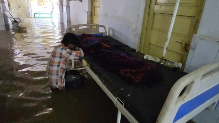 आंखें नम कर देगी यह तस्वीर! तीन फीट पानी में पलंग पर पड़ा रहा महिला का शव, उसे थामकर रोता रहा बेटा
