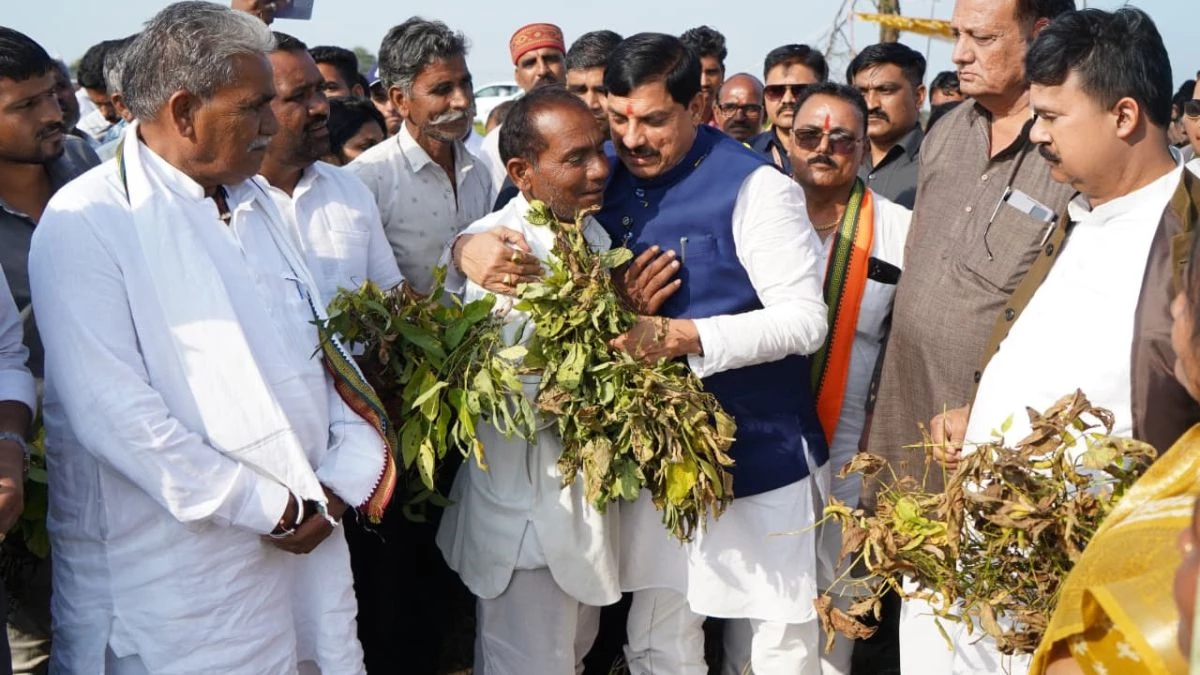 MP News: सीएम मोहन यादव ने खेतों में उतर किसानों को लगाया गले, खराब हुई फसलों का लिया जायजा