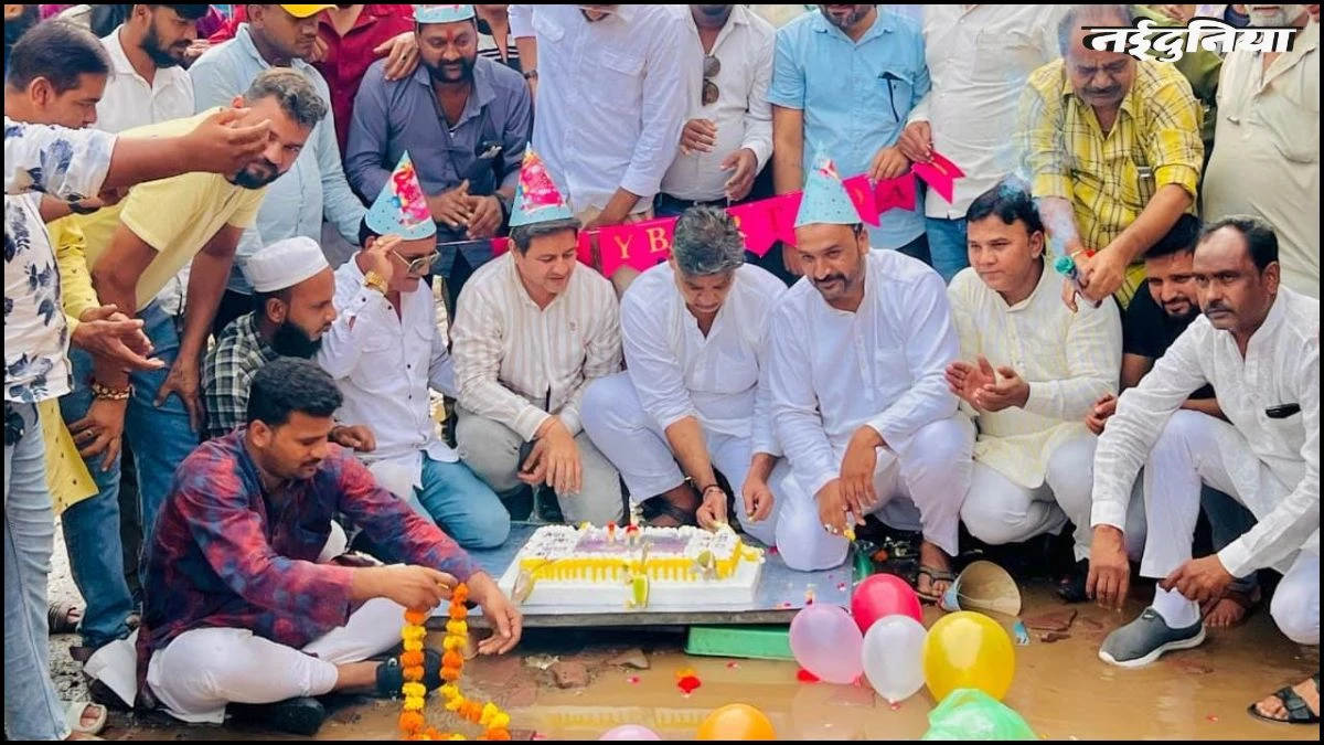गड्ढों की मनाई सालगिरह... 10 साल से सड़क की नहीं कराई गई मरम्मत, केक काटकर जताया विरोध