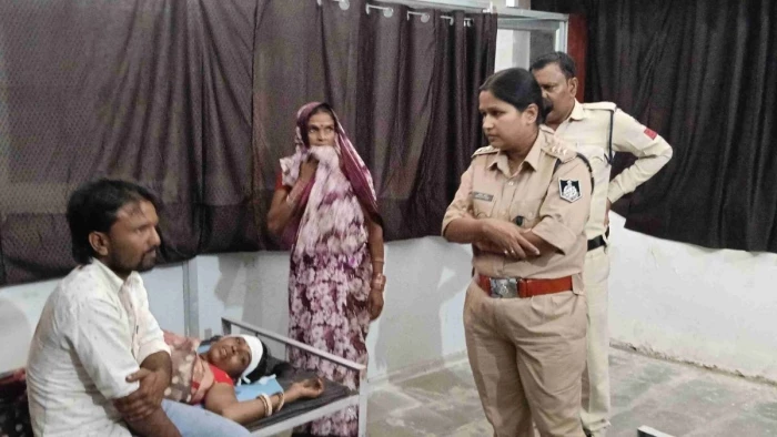 दमोह में जबेरा के पास तेरहवीं में जा रहे थे, वाहन ने बाइक को टक्कर मारी; मां-बेटे की मौत
