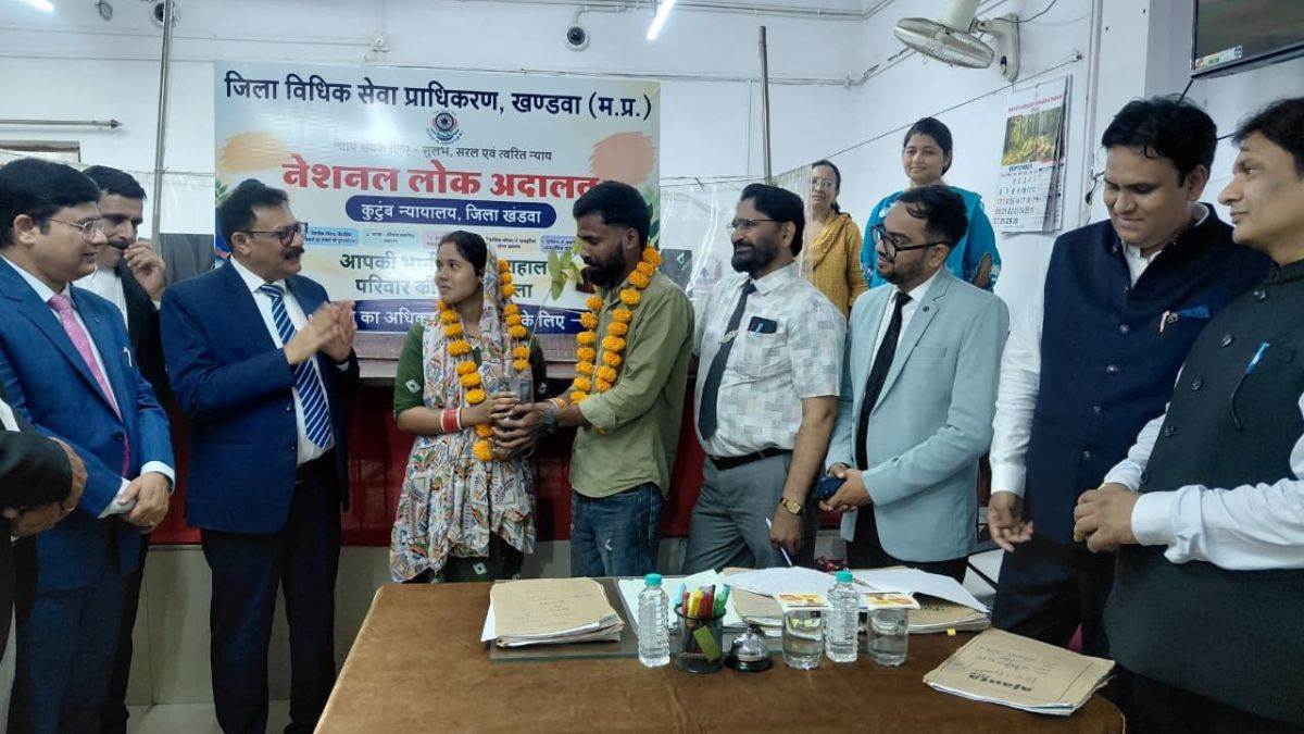पति ने कहा अब नहीं पियूंगा शराब, पत्नी ने भावुक होकर पहनाई माला, खंडवा में बिखरा परिवार लोक अदालत में हुआ एक