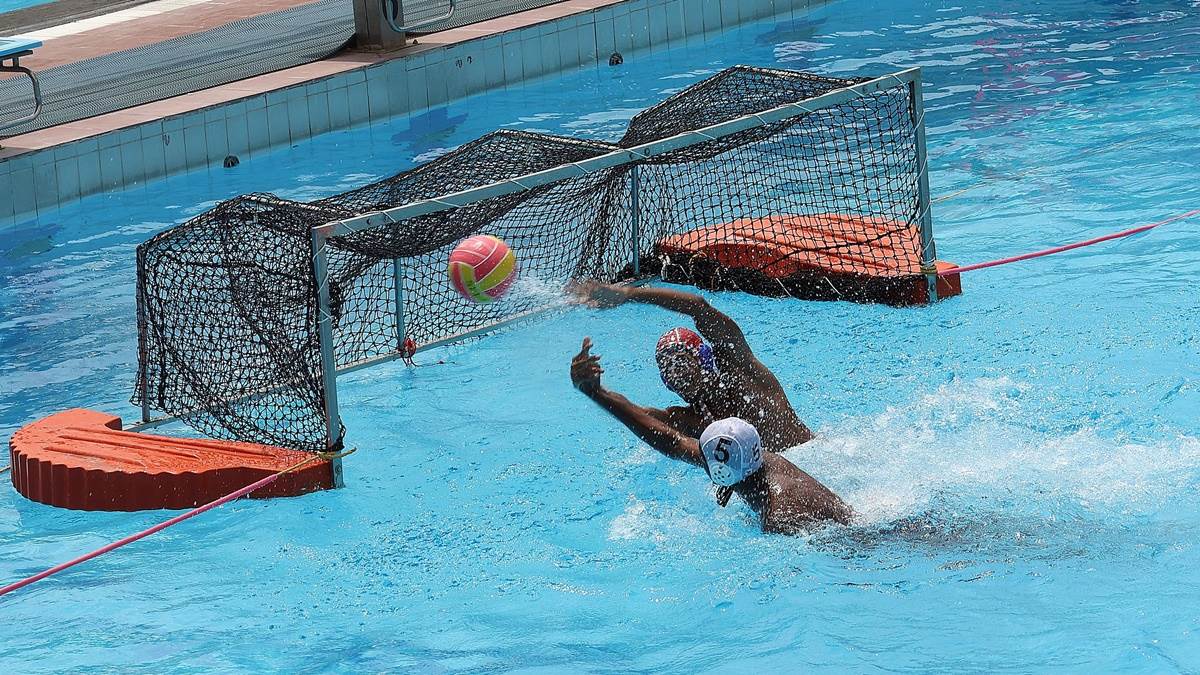 इंदौर में चल रही राष्ट्रीय एक्वेटिक चैंपियनशिप में गोता लगाकर पदकरूपी मोती निकाल रहे बच्चे